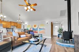 Pet Friendly Hot Tub Country Hideaway Amazing Views on 40 acres - Image 4