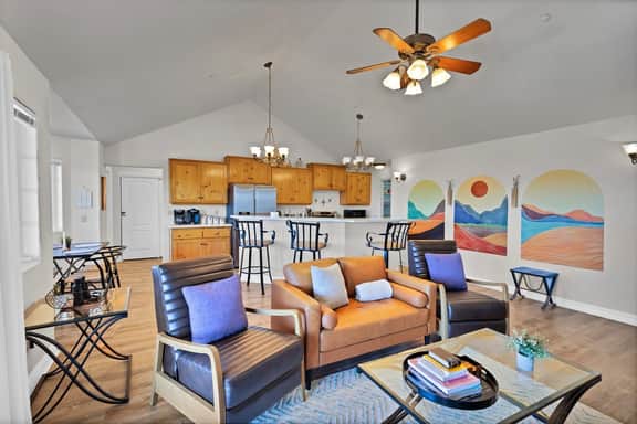 Pet Friendly Hot Tub Country Hideaway Amazing Views on 40 acres - Image 3