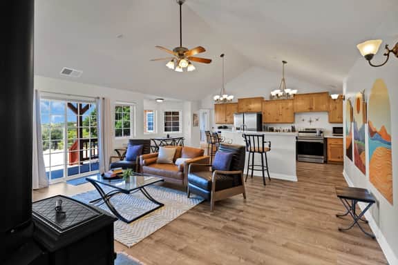 Pet Friendly Hot Tub Country Hideaway Amazing Views on 40 acres - Image 2