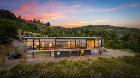 Dream House Hideaway and Hot Tub with Amazing View - Image 1